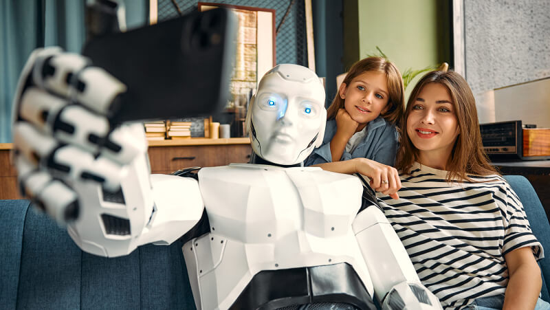 Un robot fait un selfie avec une famille